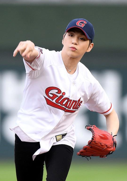 丹佛掘金训练开放日；赛前更衣室发声引欢呼；CBA常规赛在即；球探报告显示潜力的简单介绍